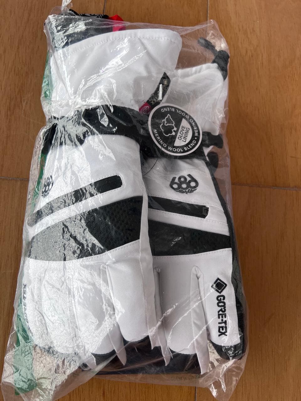 Guantes de Mujer marca 686 talla M. Full Goretex con guante interior adicional de Merino. NUEVOS