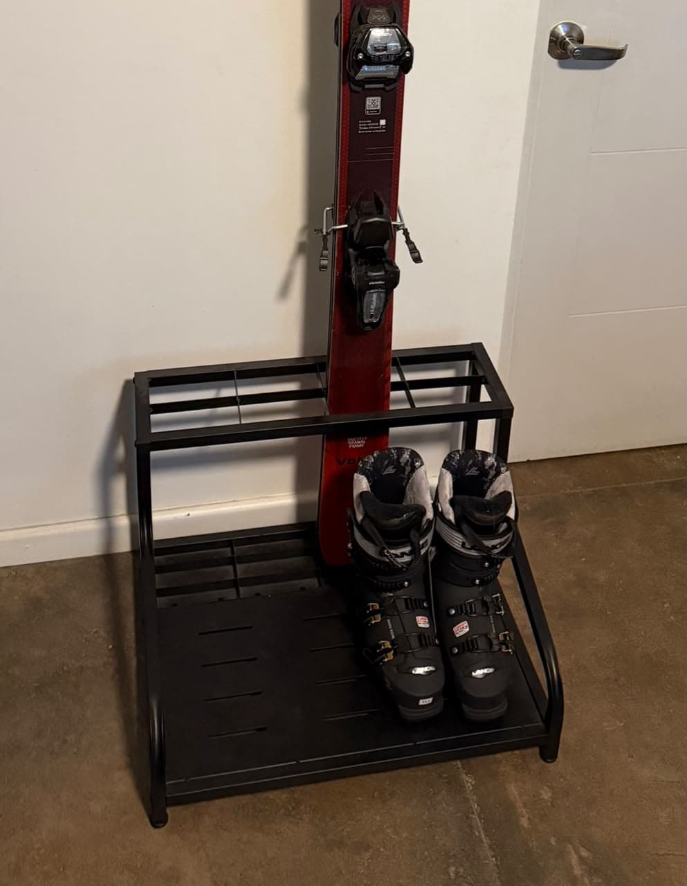 Vendo soporte de ski de metal, soporta 4 pares de ski y 2 pares de botas. - - 2 unidades a la venta