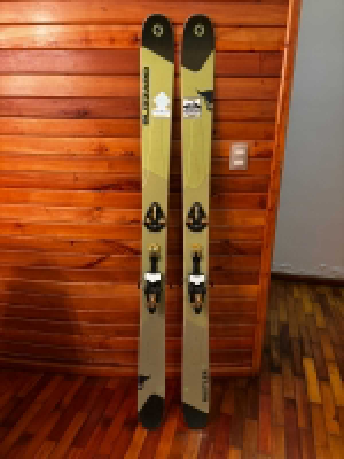 Ski: Blizzard Rustler 11 - - Fijación: Marker Kingpin 13 - - Altura: 180cm Patín: 112mm - -...